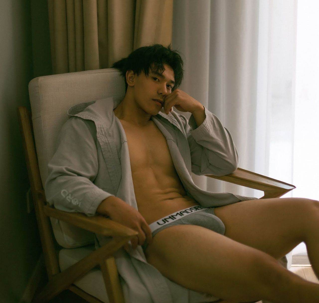 หนุ่มหล่อขึ้นปก 971.4