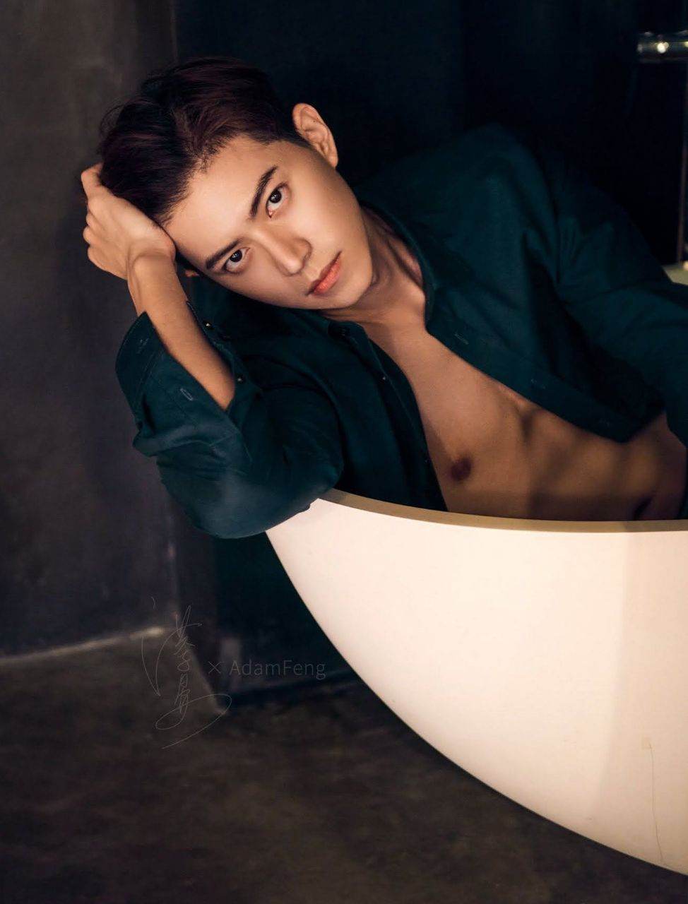 หนุ่มหล่อขึ้นปก 979.4