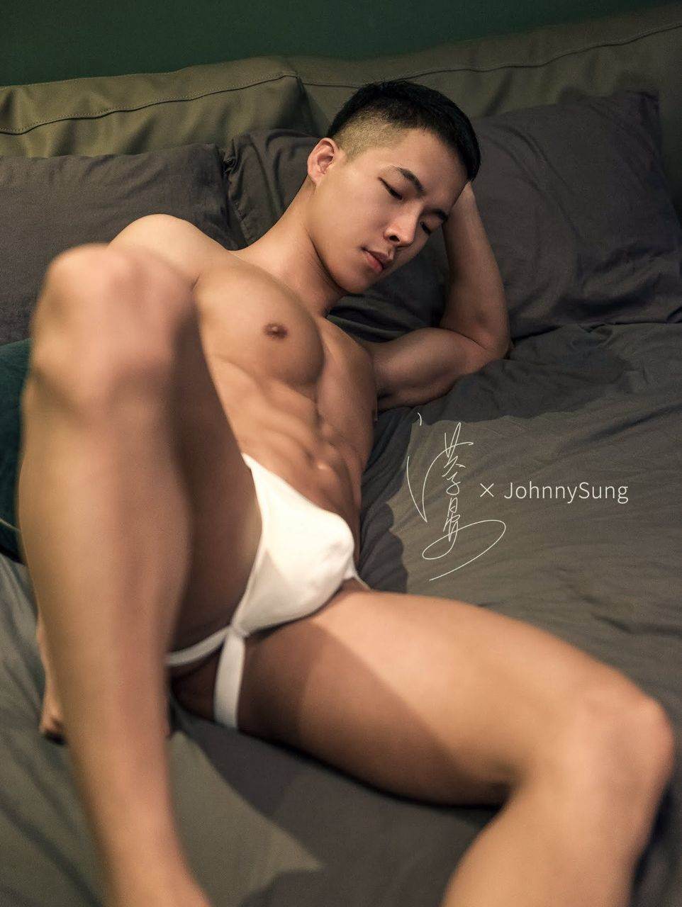 หนุ่มหล่อขึ้นปก 979.4