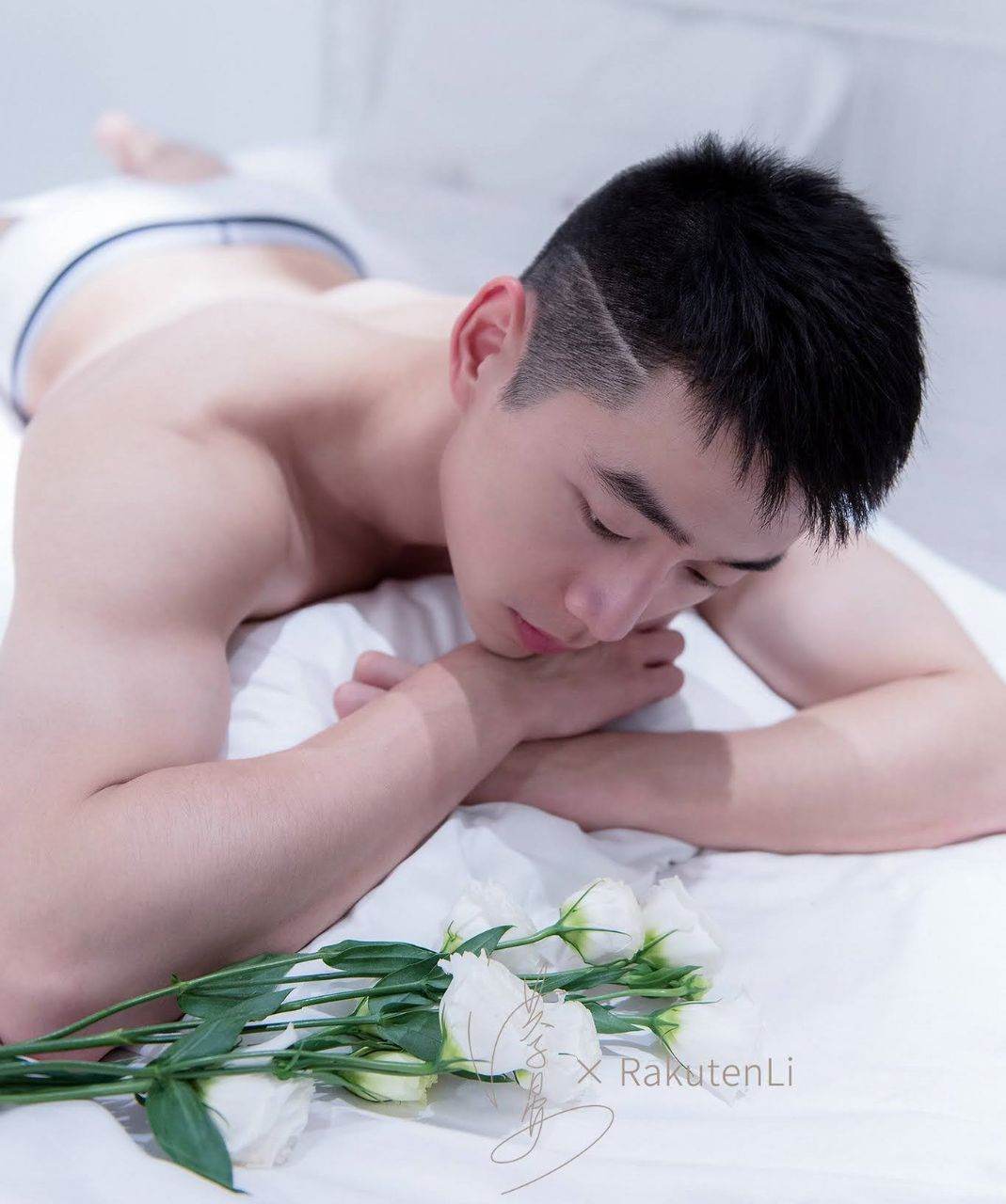 หนุ่มหล่อขึ้นปก 979.4
