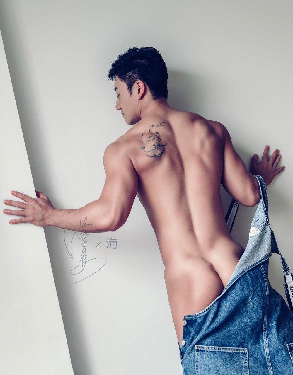 หนุ่มหล่อขึ้นปก 979.4