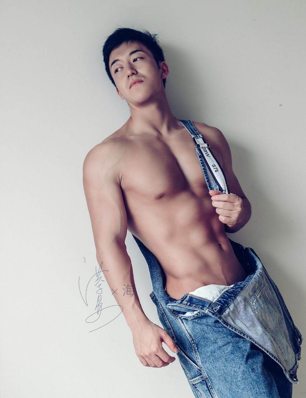 หนุ่มหล่อขึ้นปก 979.4