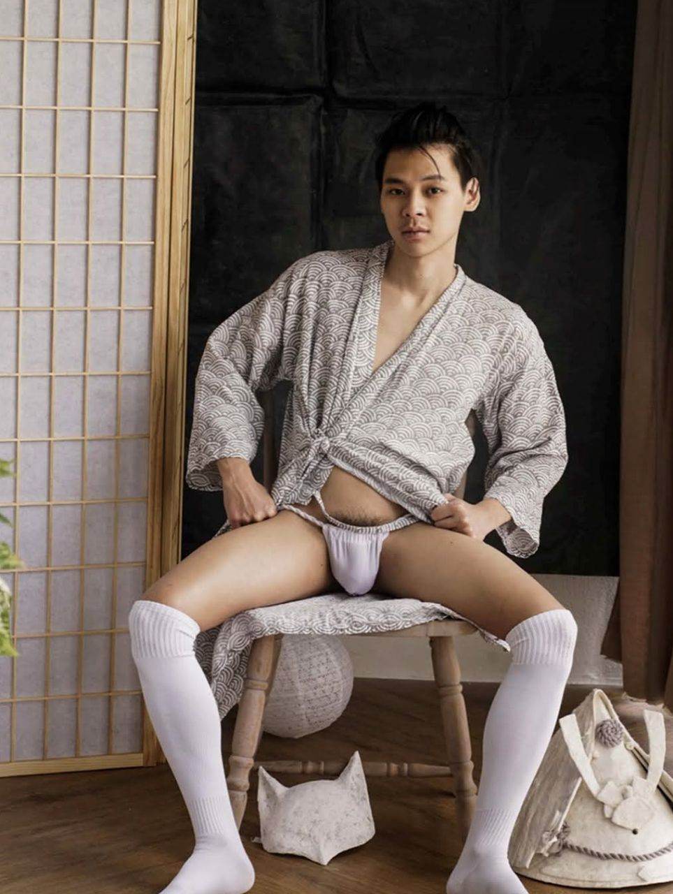 หนุ่มหล่อขึ้นปก 983.2
