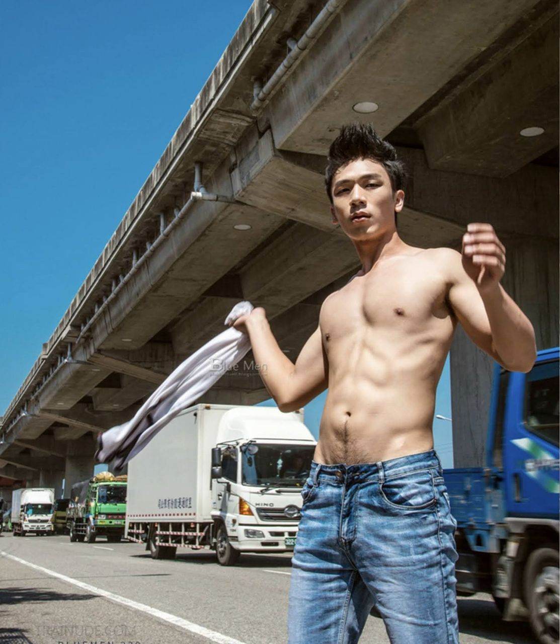 หนุ่มหล่อขึ้นปก 984.1