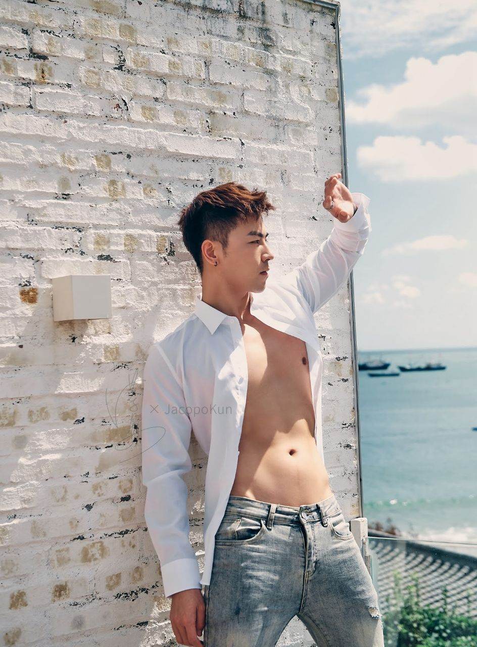 หนุ่มหล่อขึ้นปก 979.5