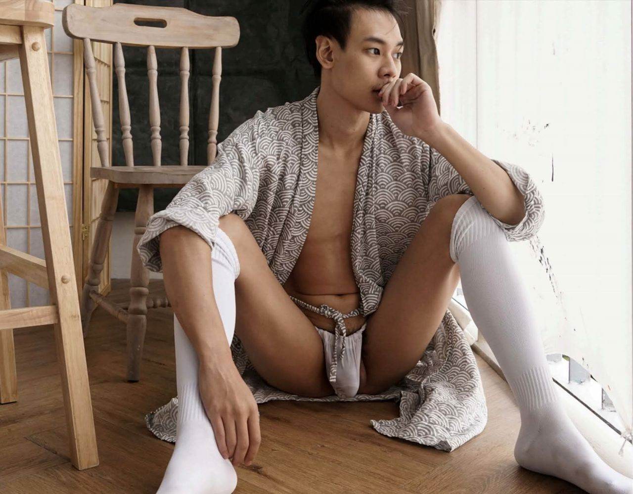 หนุ่มหล่อขึ้นปก 983.3