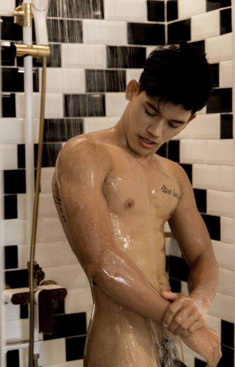 หนุ่มหล่อขึ้นปก 973.6