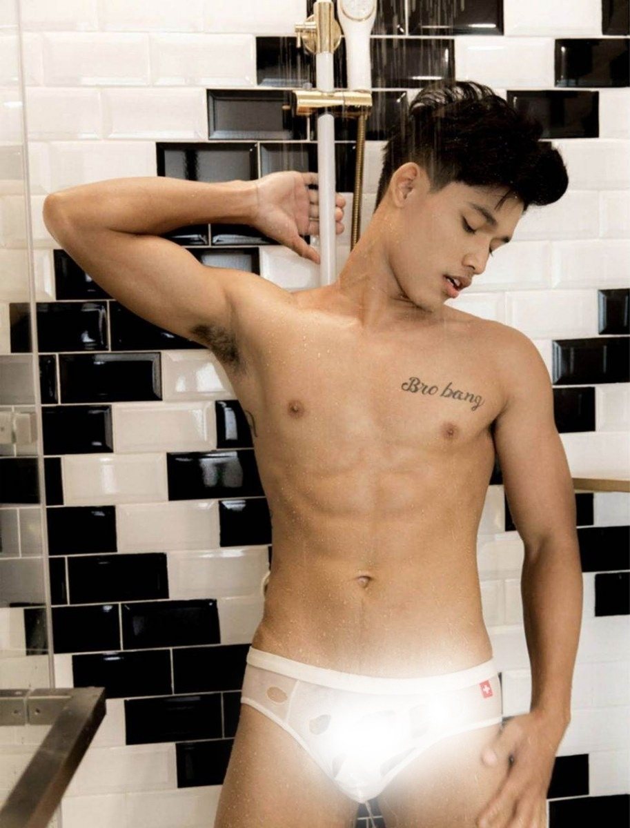 หนุ่มหล่อขึ้นปก 973.6
