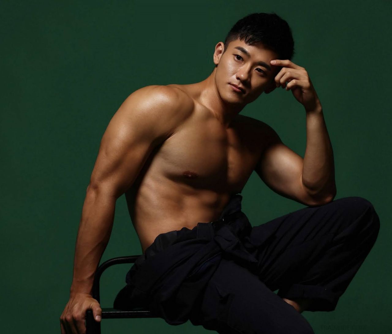 หนุ่มหล่อขึ้นปก 987.3
