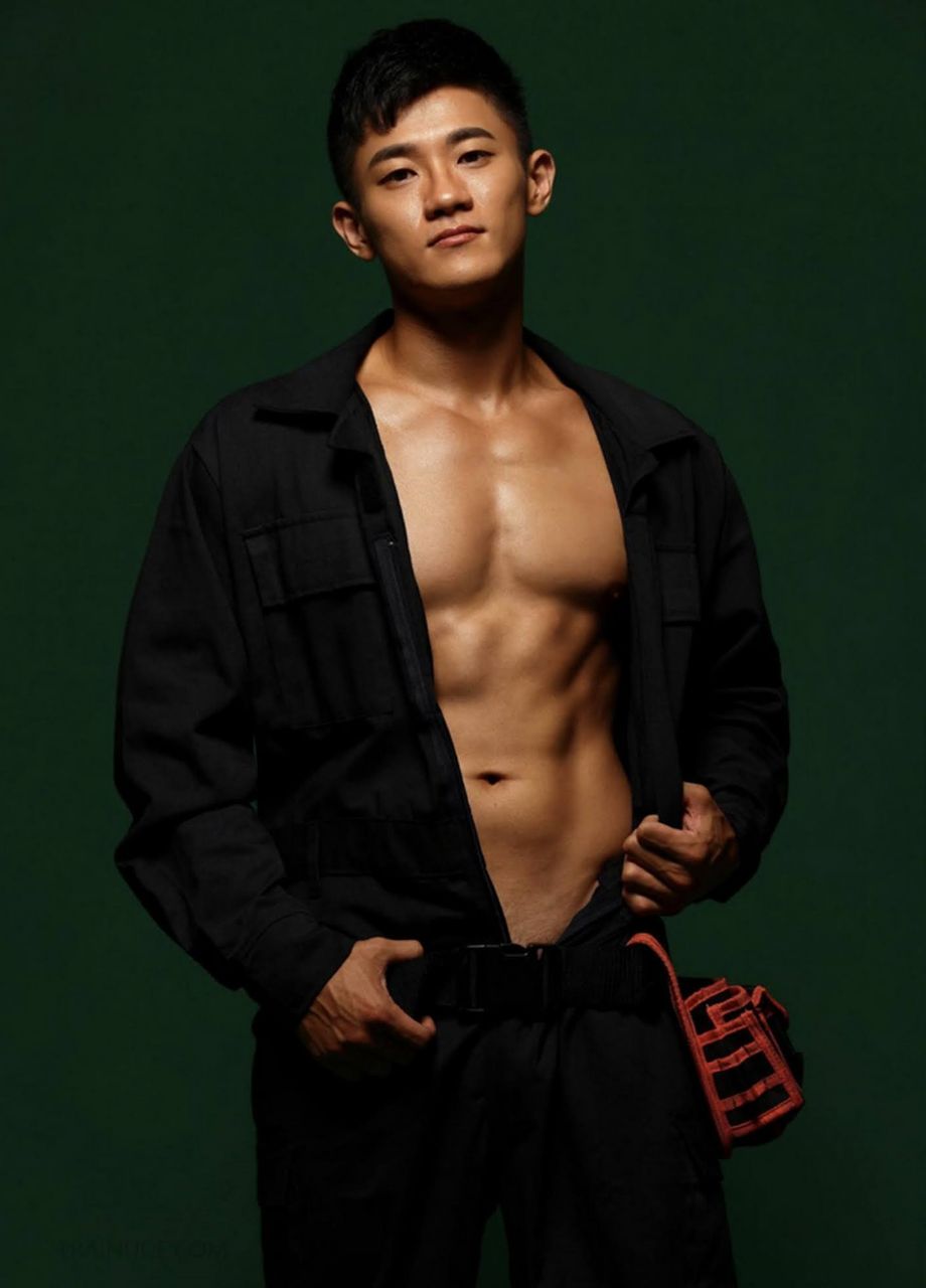 หนุ่มหล่อขึ้นปก 987.3