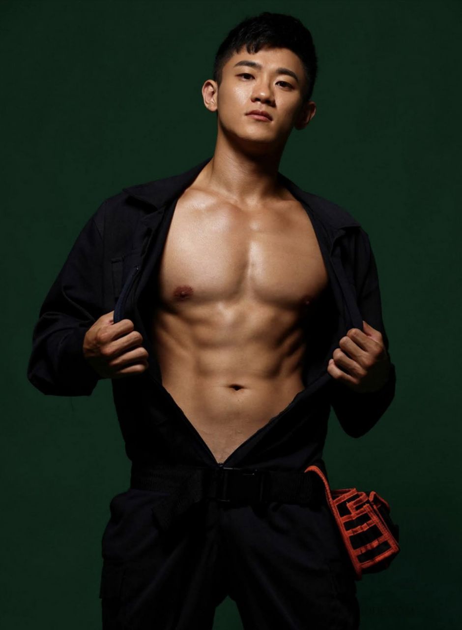 หนุ่มหล่อขึ้นปก 987.3