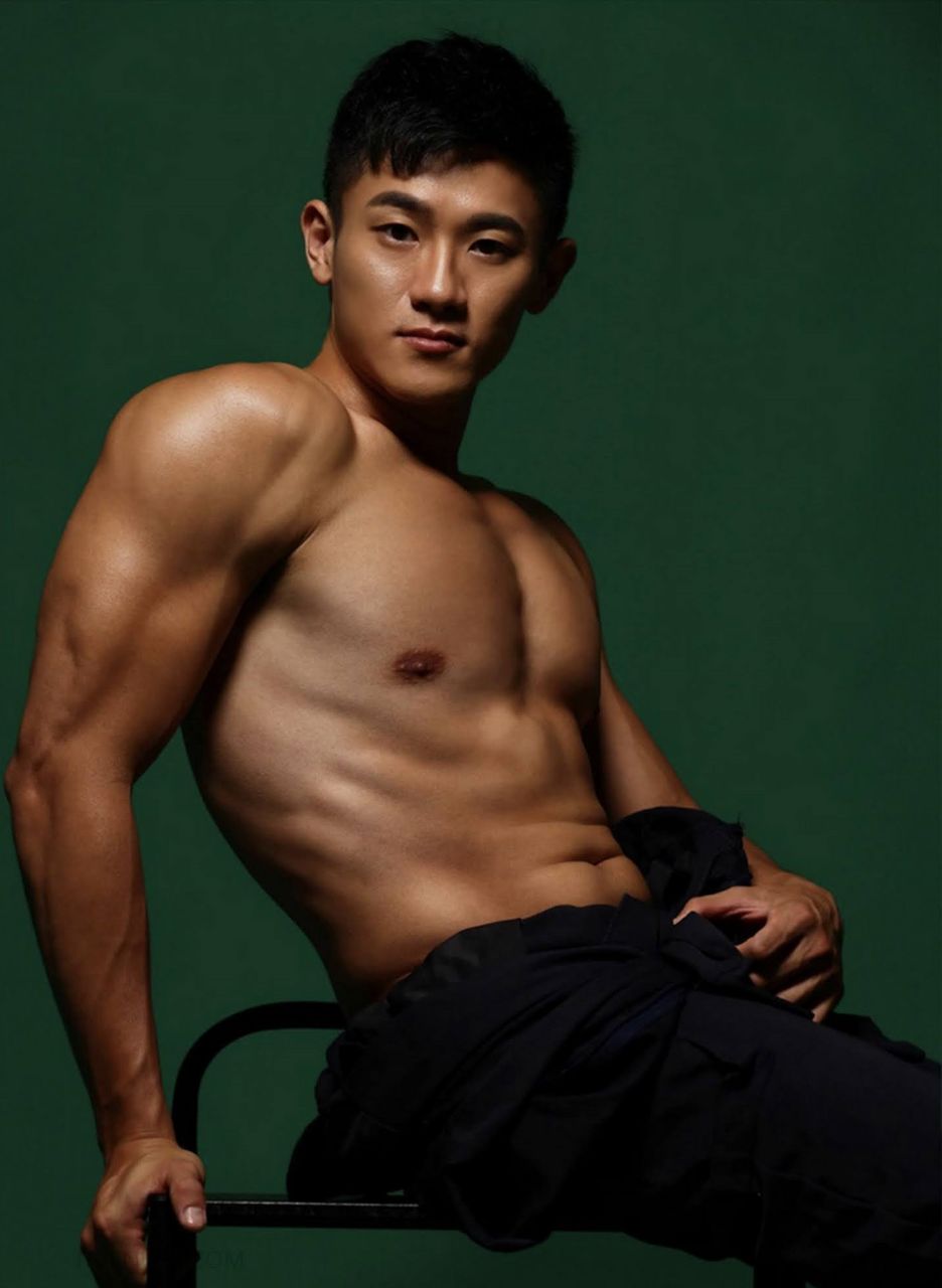หนุ่มหล่อขึ้นปก 987.3