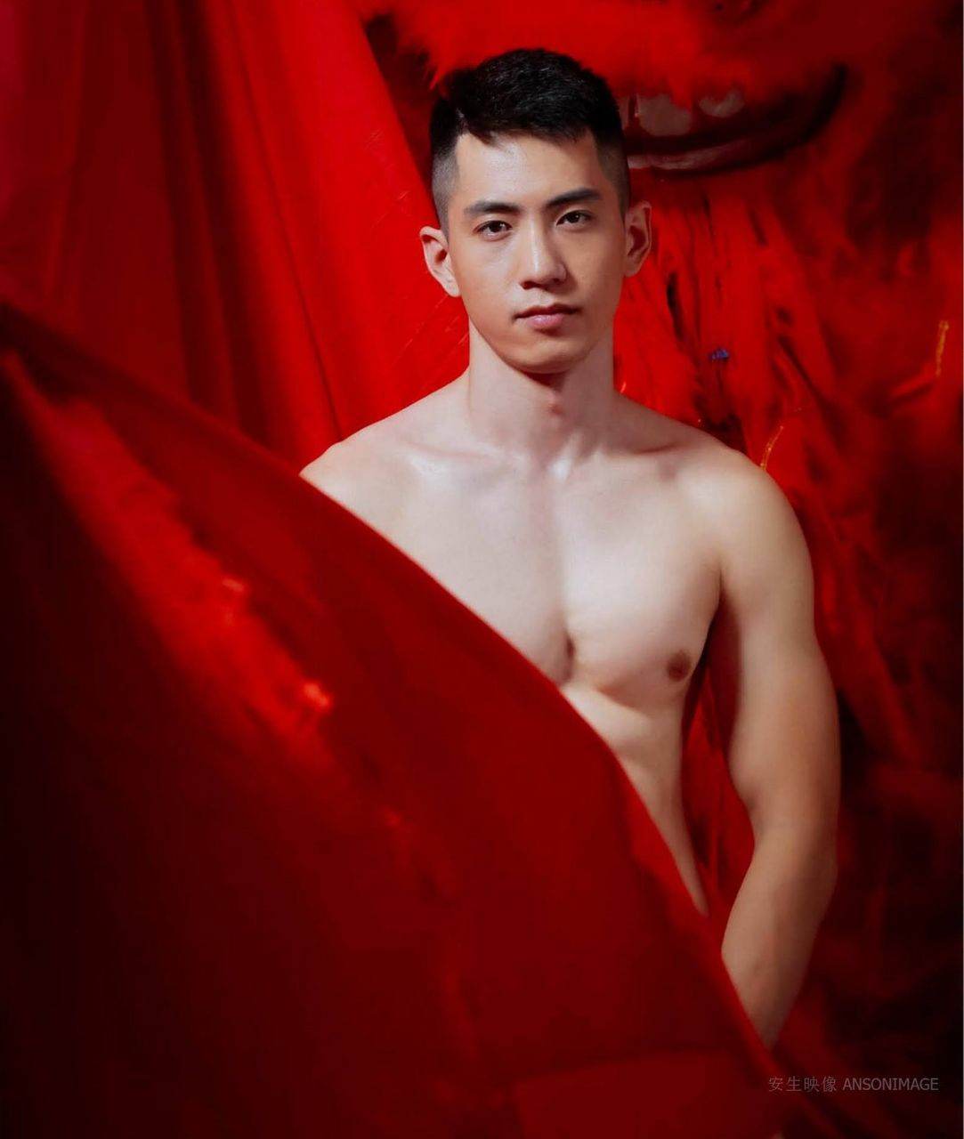 หนุ่มหล่อขึ้นปก 988