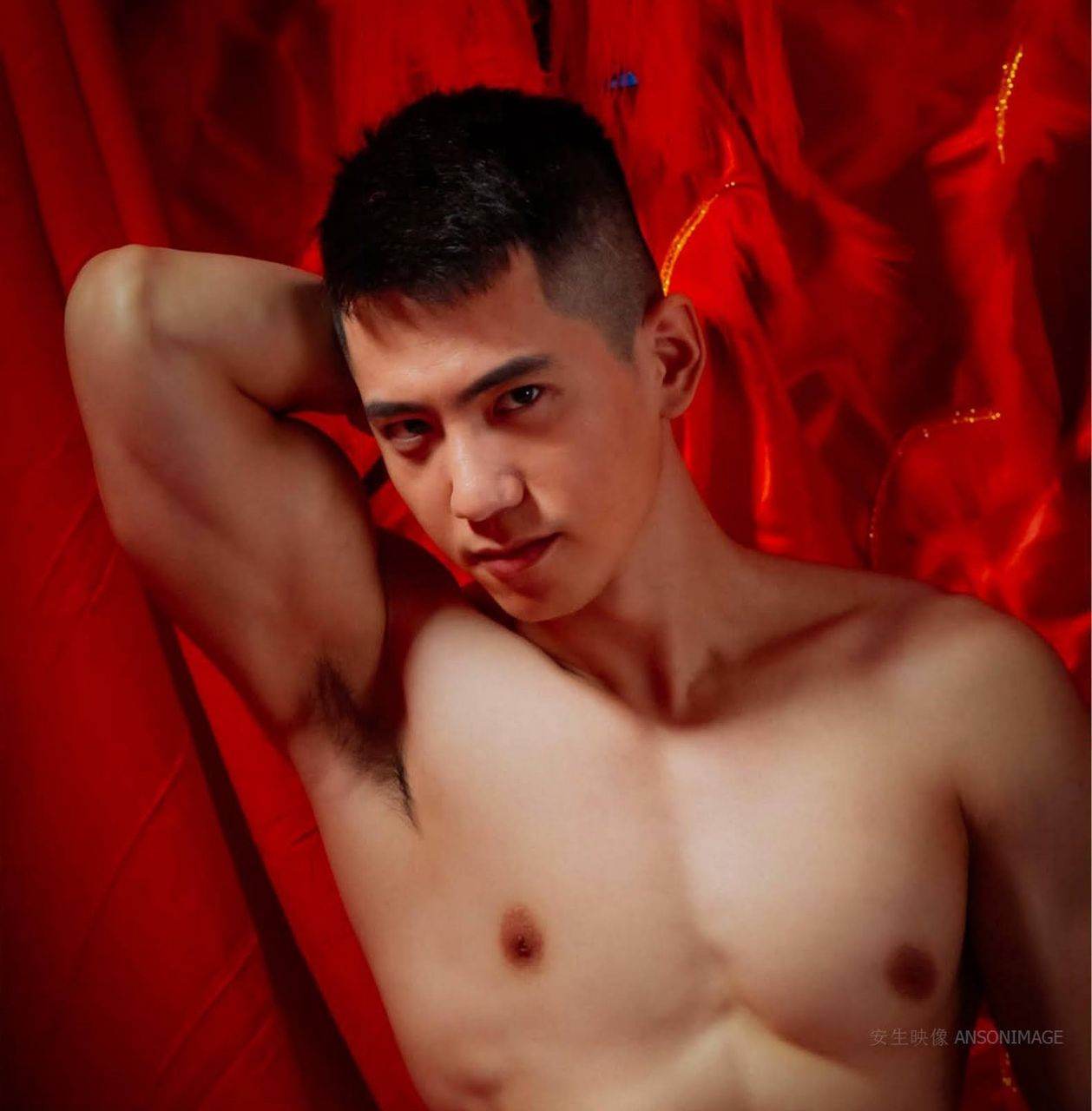 หนุ่มหล่อขึ้นปก 988