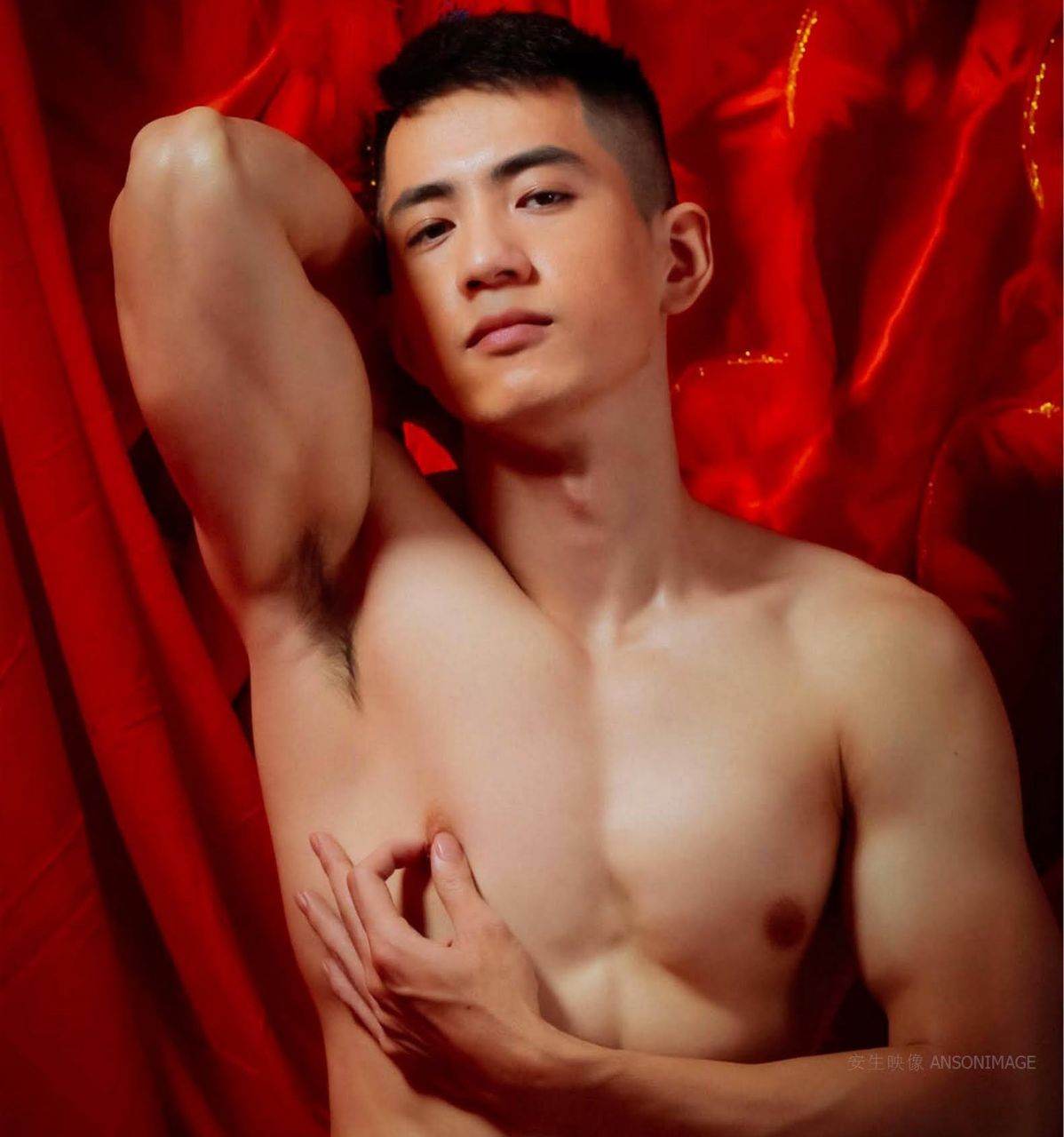 หนุ่มหล่อขึ้นปก 988