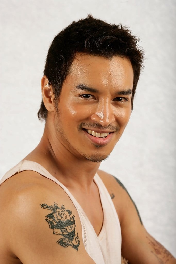 กอล์ฟ อัครา พระเอกแม่เบี้ยเวอร์ชั่น 2001