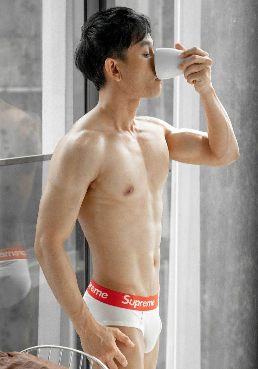 หนุ่มหล่อขึ้นปก 990