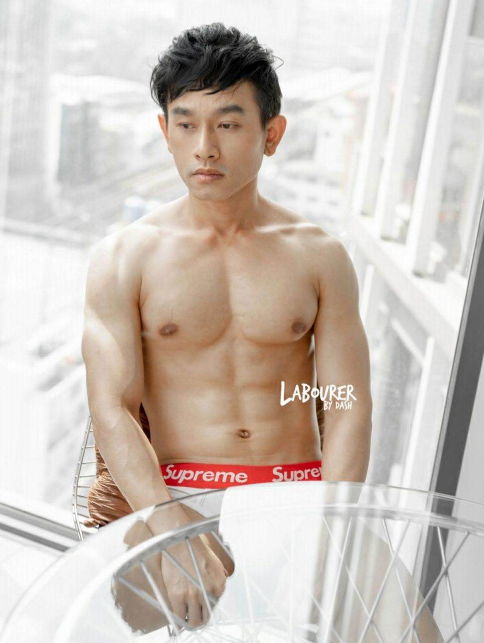 หนุ่มหล่อขึ้นปก 990