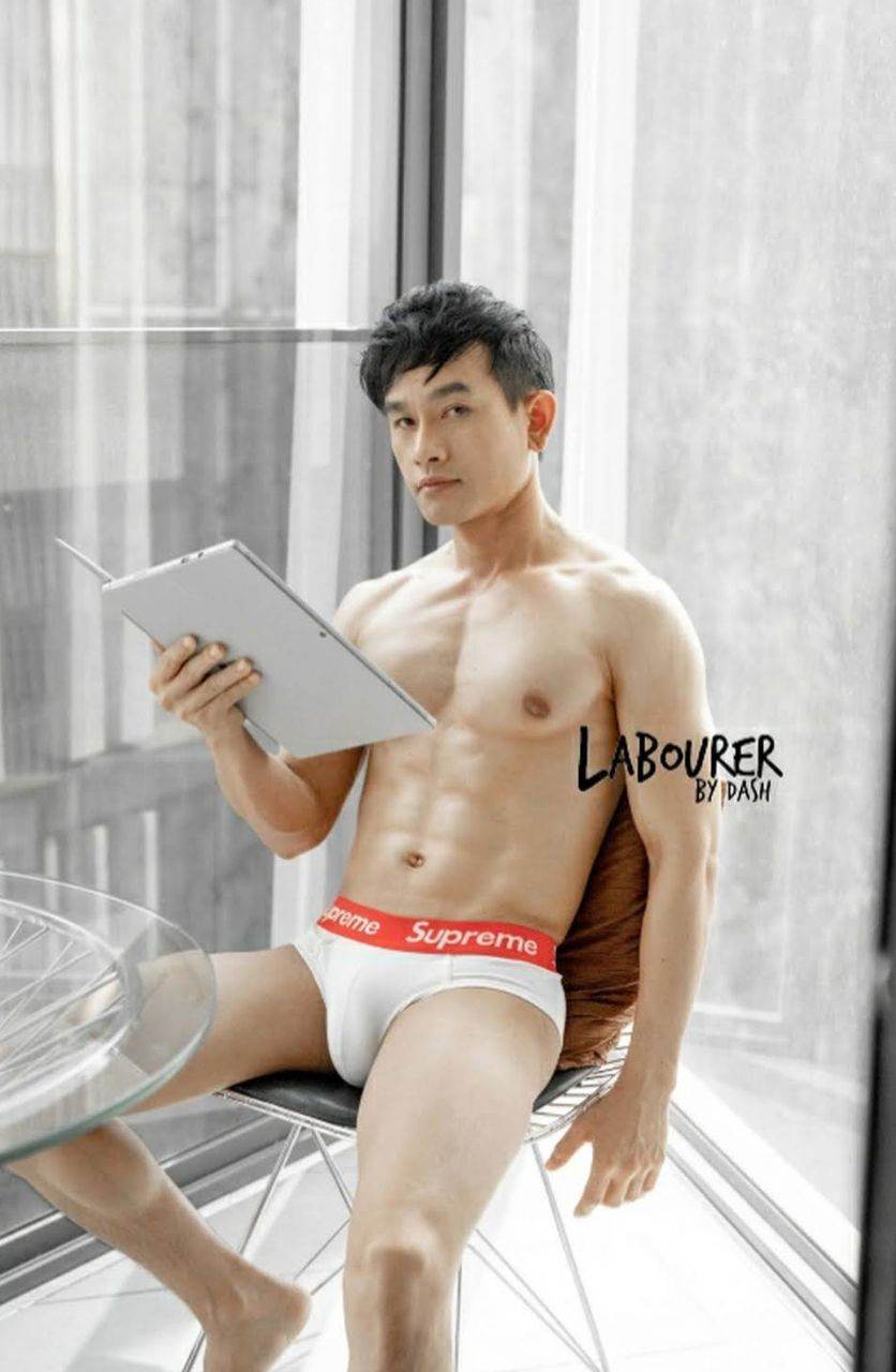 หนุ่มหล่อขึ้นปก 990