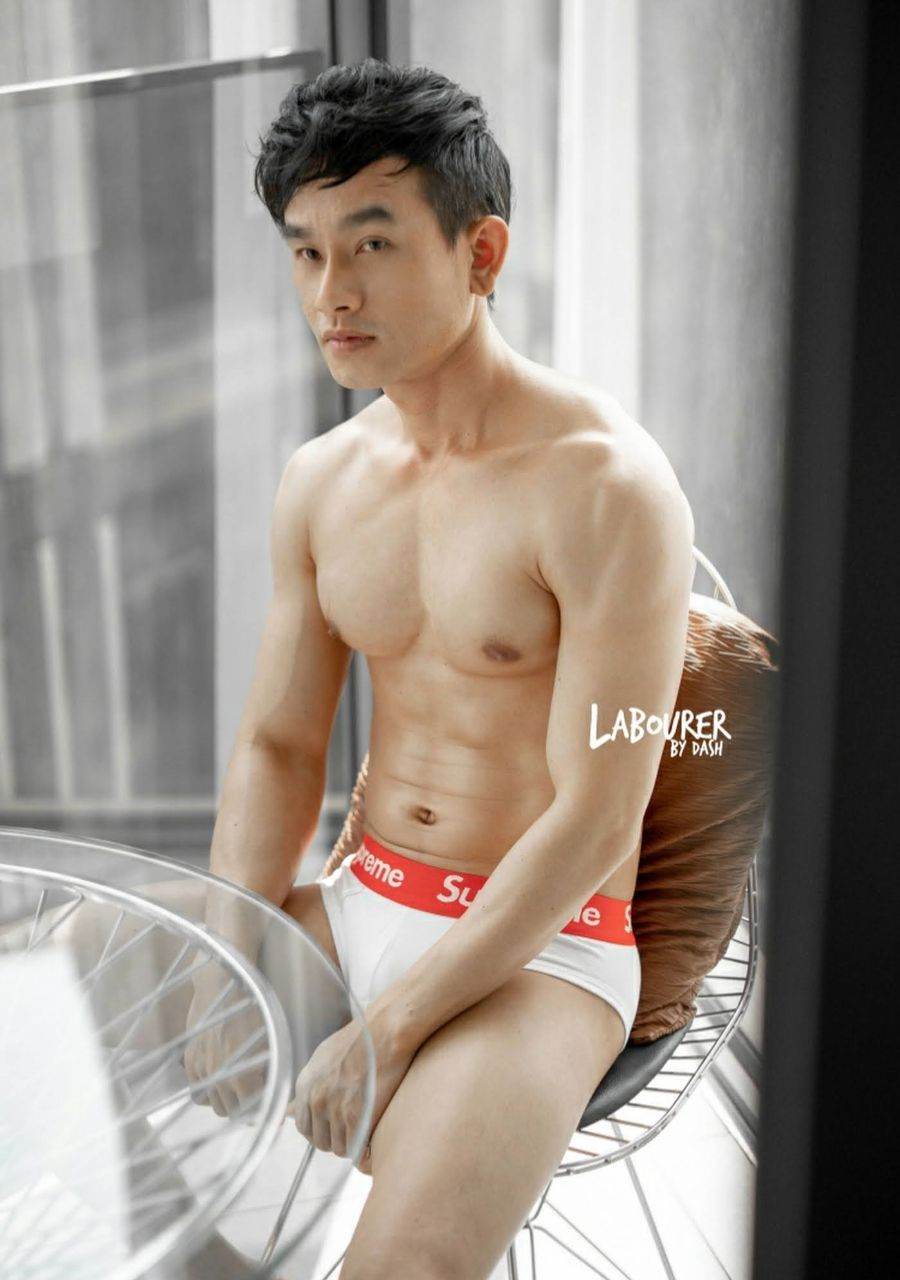 หนุ่มหล่อขึ้นปก 990