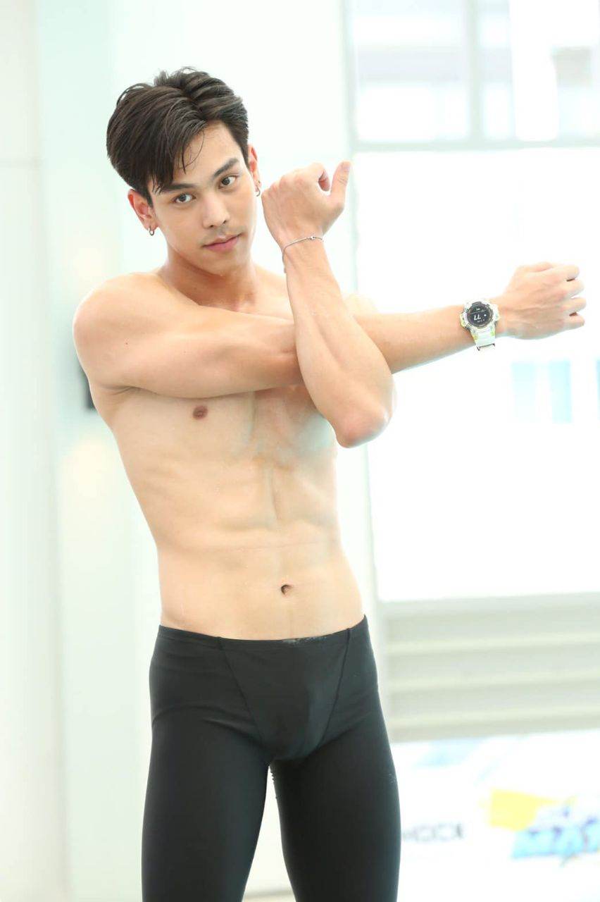 โฟกัสตรงไหนดี "ตรี ภรภัทร" โชว์หุ่นแซ่บ กับกางเกงว่ายน้ำสุดฟิต