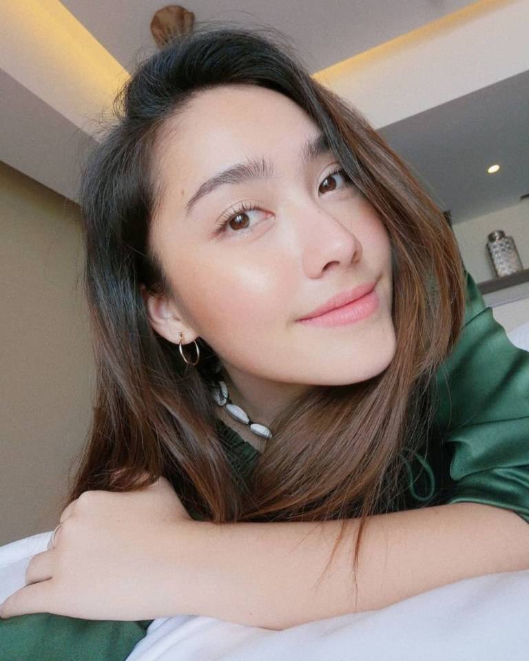 ฮาน่า ลีวิส เรื่อง สาวร้อยซอยรจนา