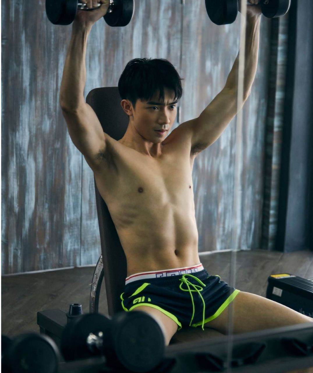 หนุ่มหล่อขึ้นปก 1000