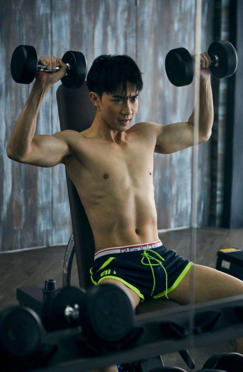 หนุ่มหล่อขึ้นปก 1000