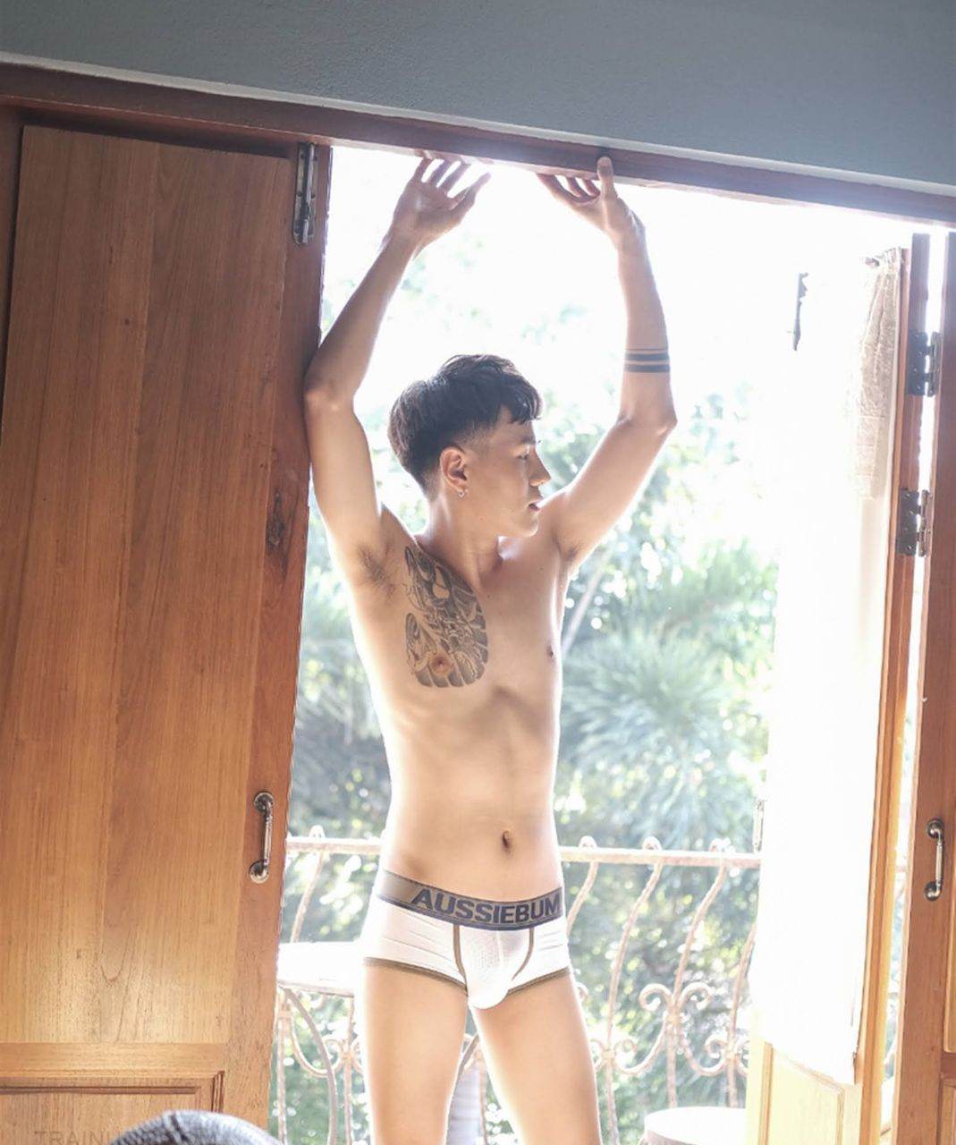 หนุ่มหล่อขึ้นปก 1001