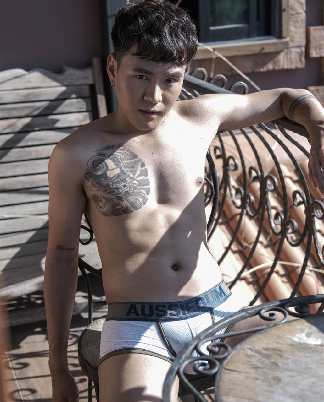 หนุ่มหล่อขึ้นปก 1001