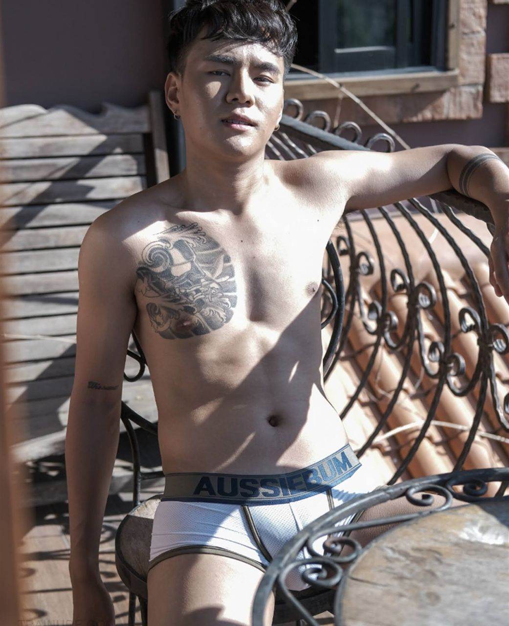 หนุ่มหล่อขึ้นปก 1001
