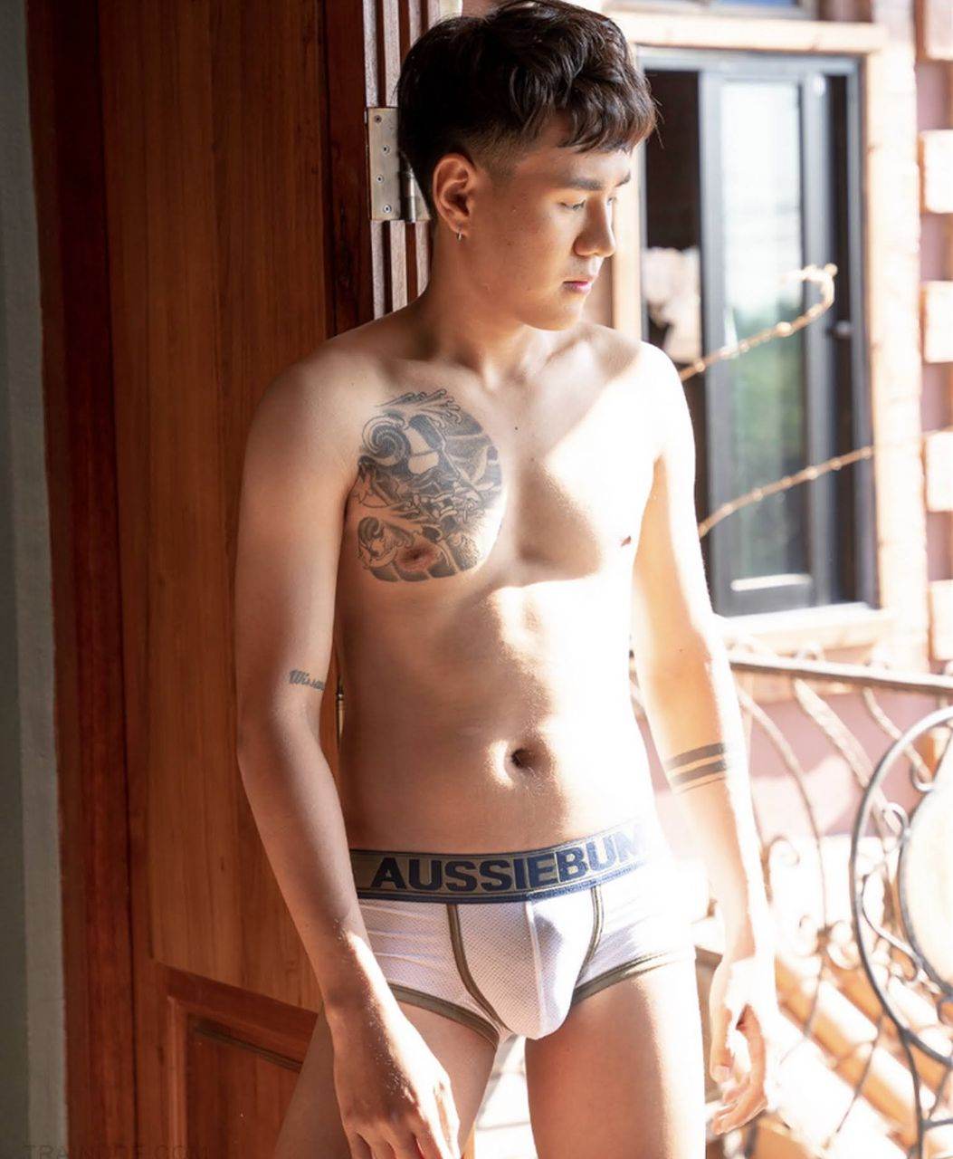 หนุ่มหล่อขึ้นปก 1001