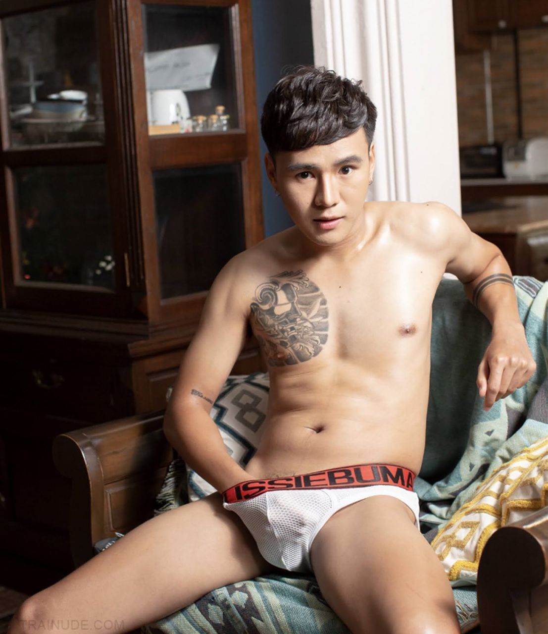 หนุ่มหล่อขึ้นปก 1001