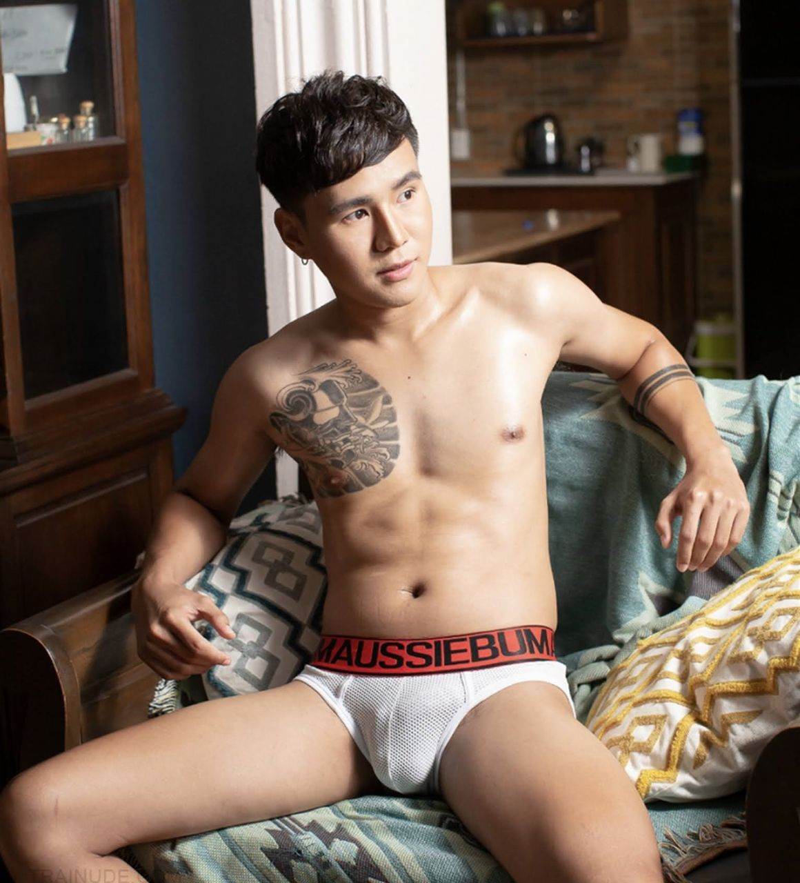 หนุ่มหล่อขึ้นปก 1001
