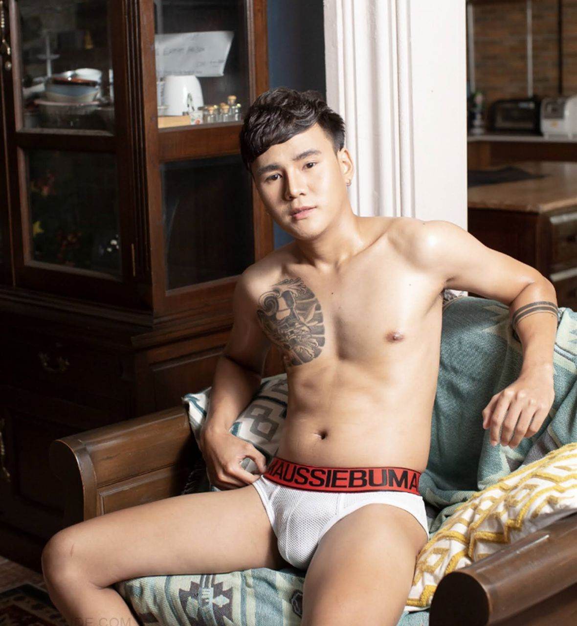 หนุ่มหล่อขึ้นปก 1001