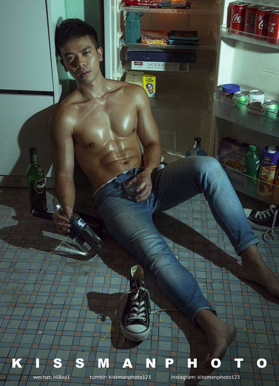 หนุ่มหล่อขึ้นปก 1002