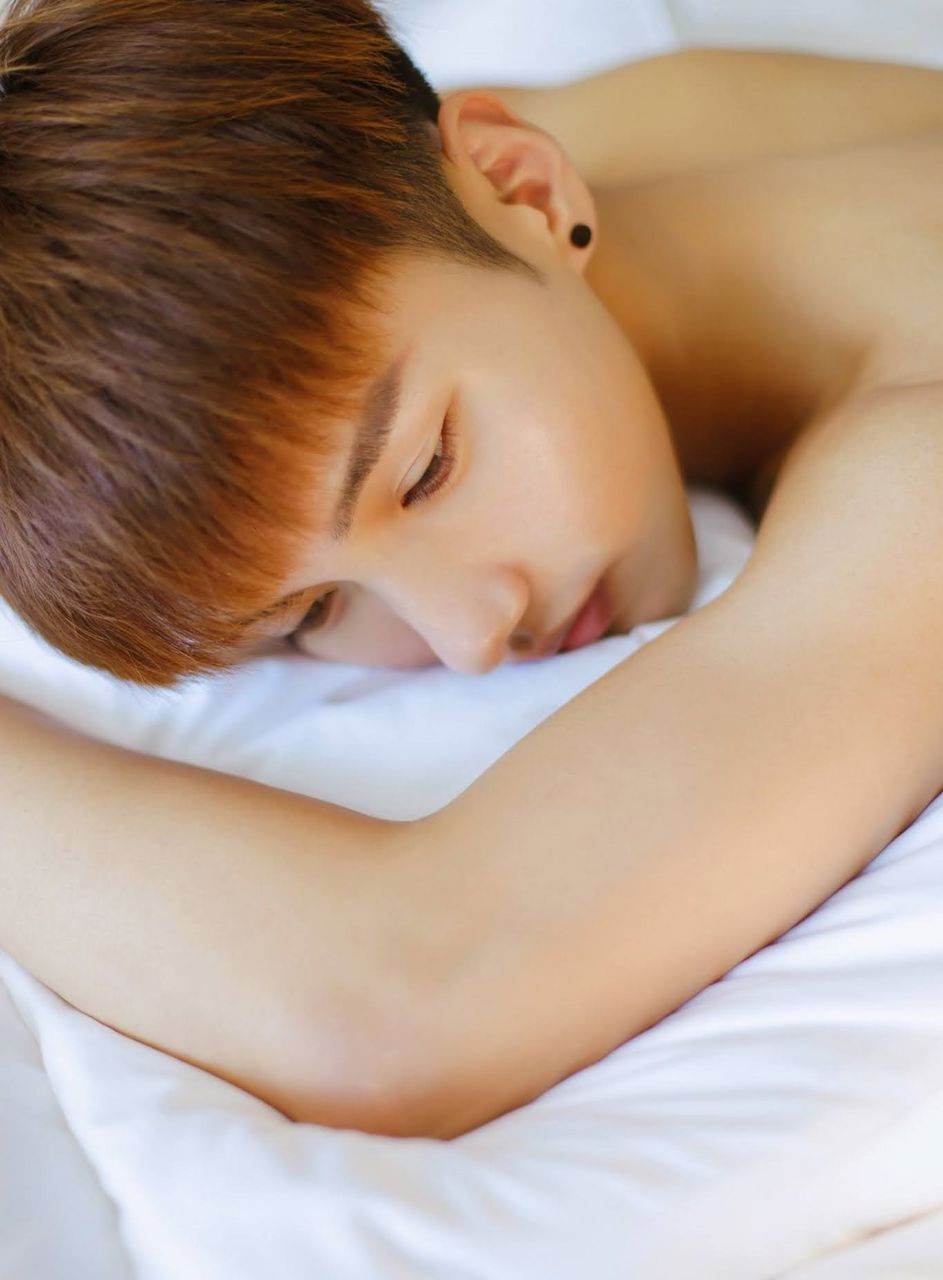 หนุ่มหล่อขึ้นปก 1002