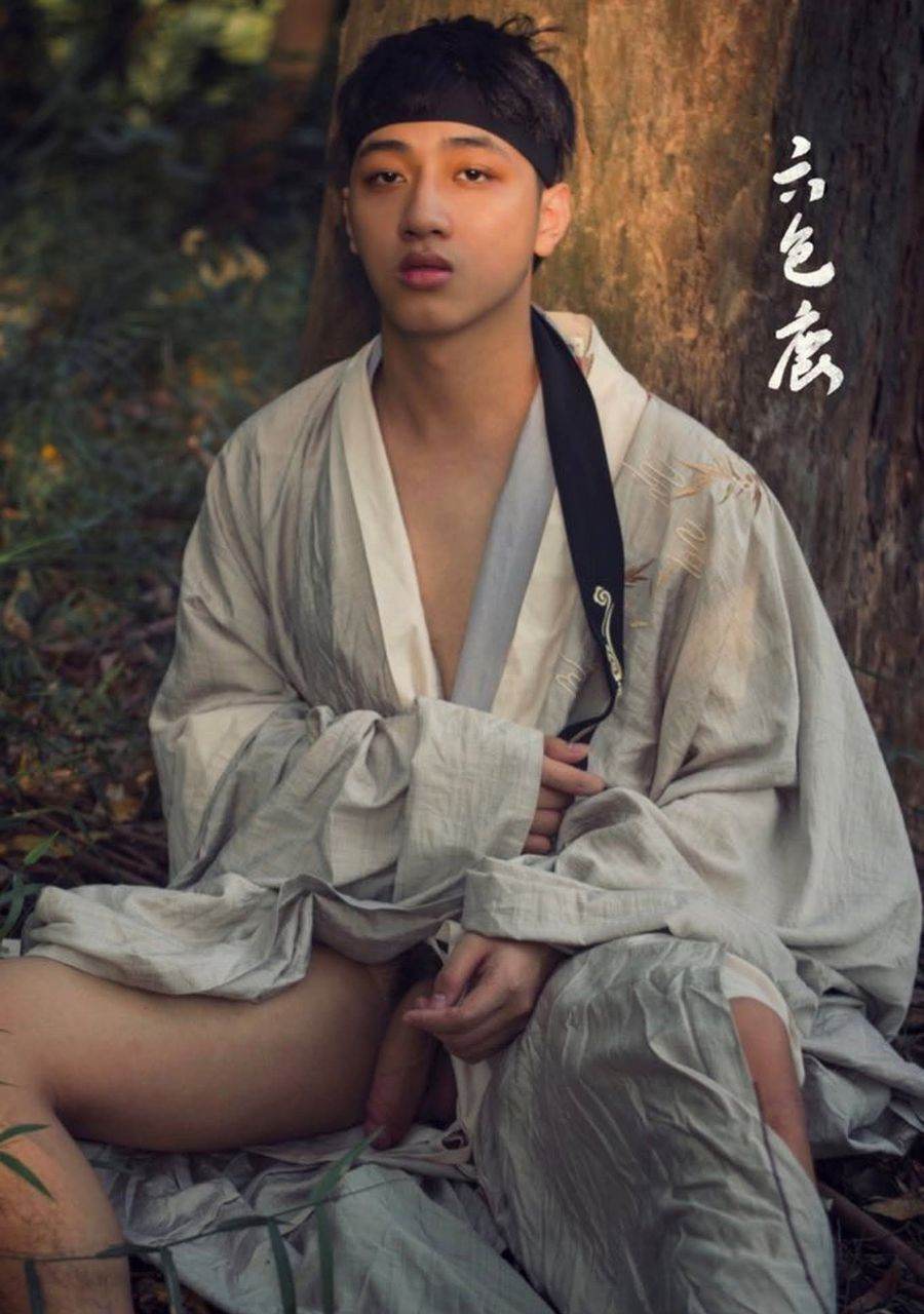 หนุ่มหล่อขึ้นปก 1002
