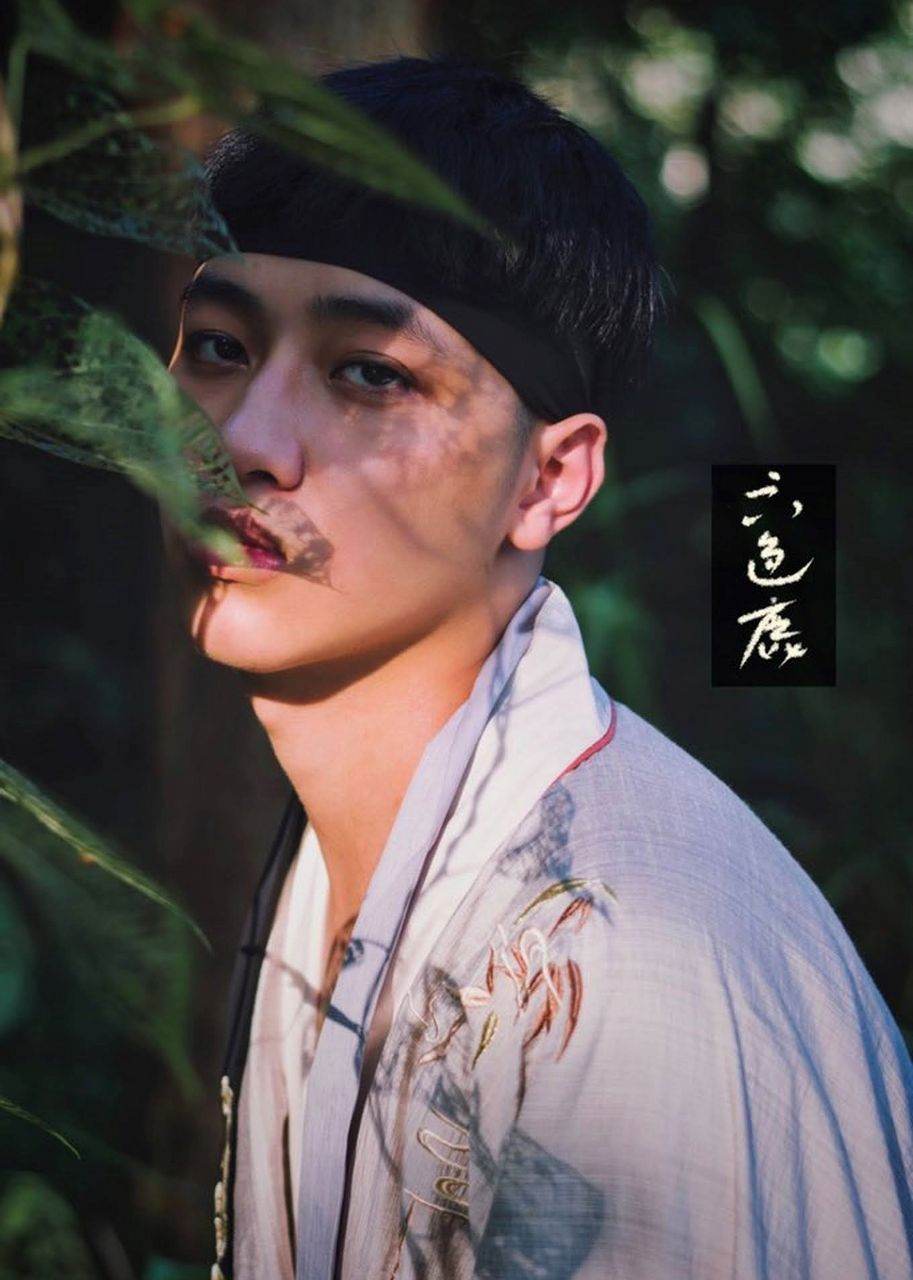 หนุ่มหล่อขึ้นปก 1002