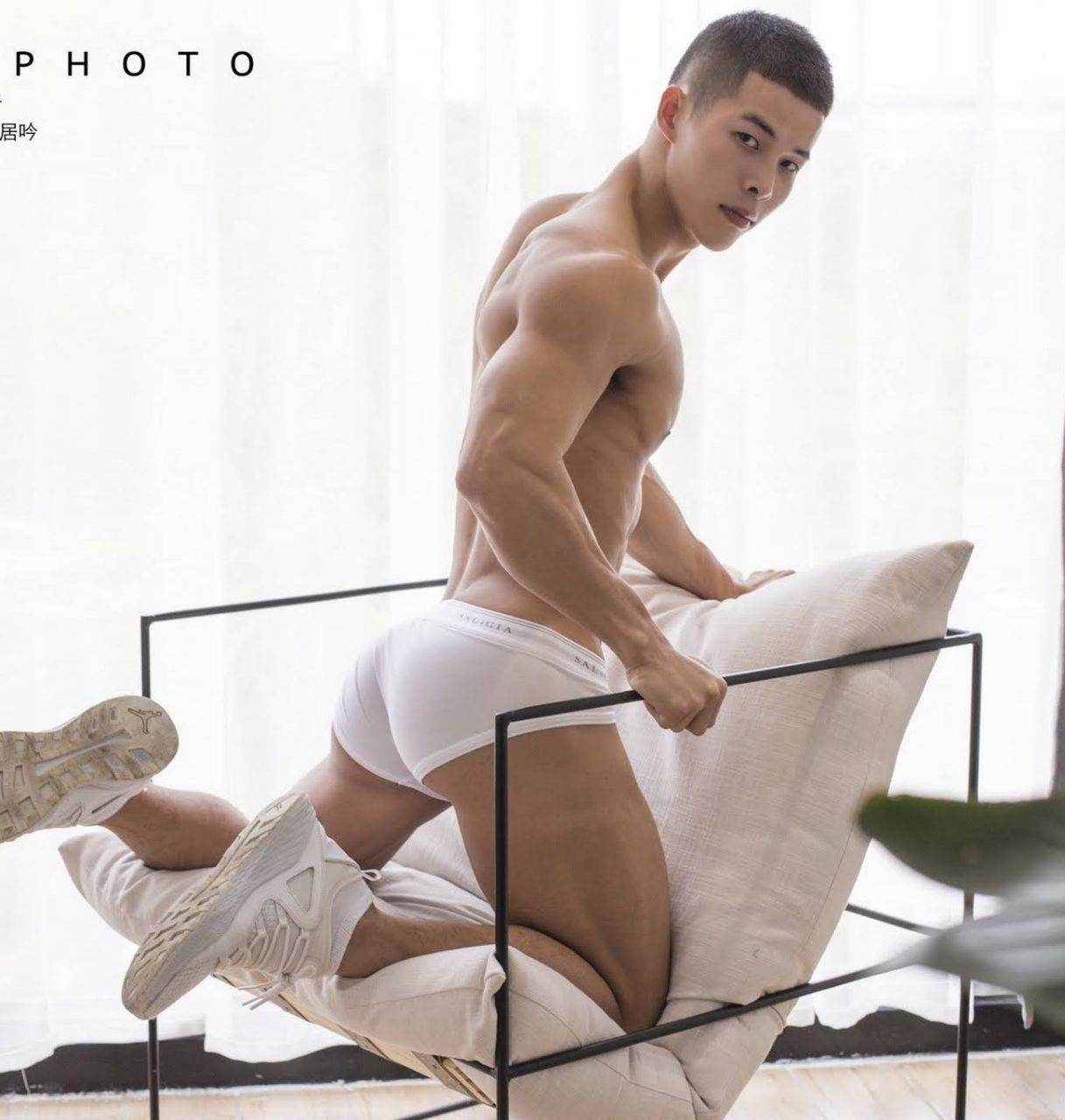 หนุ่มหล่อขึ้นปก 1002