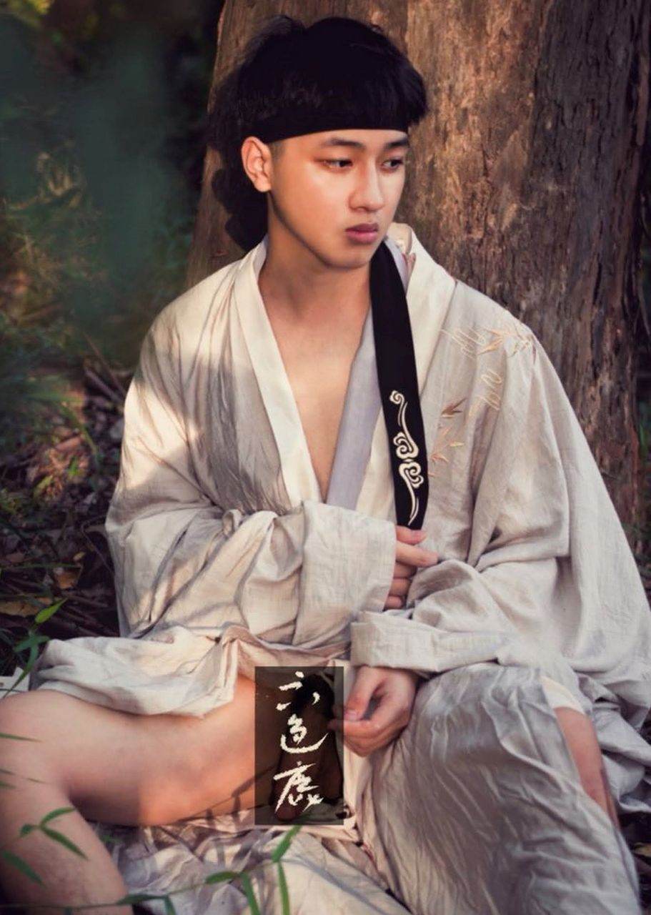 หนุ่มหล่อขึ้นปก 1002