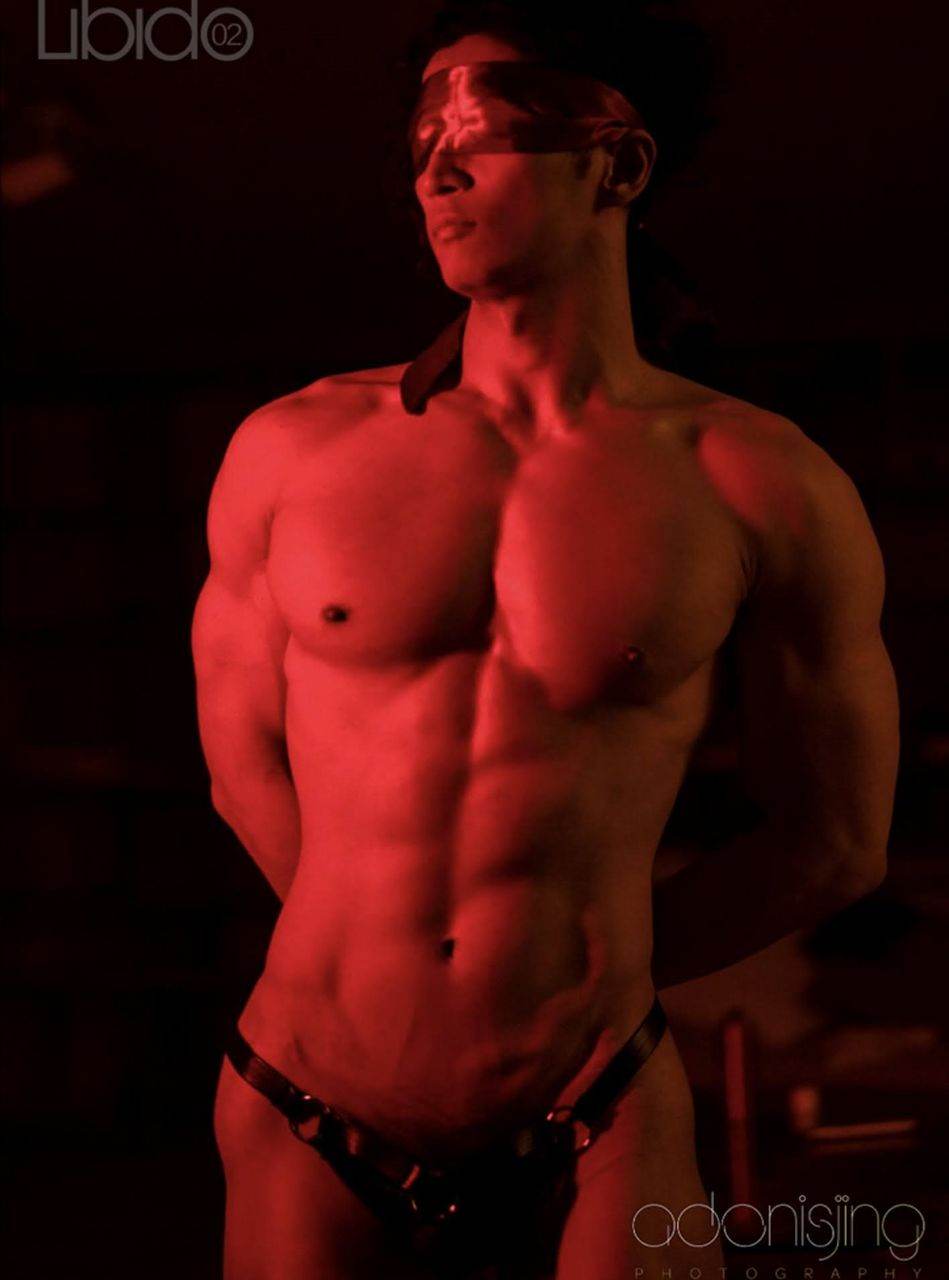 หนุ่มหล่อขึ้นปก 1003