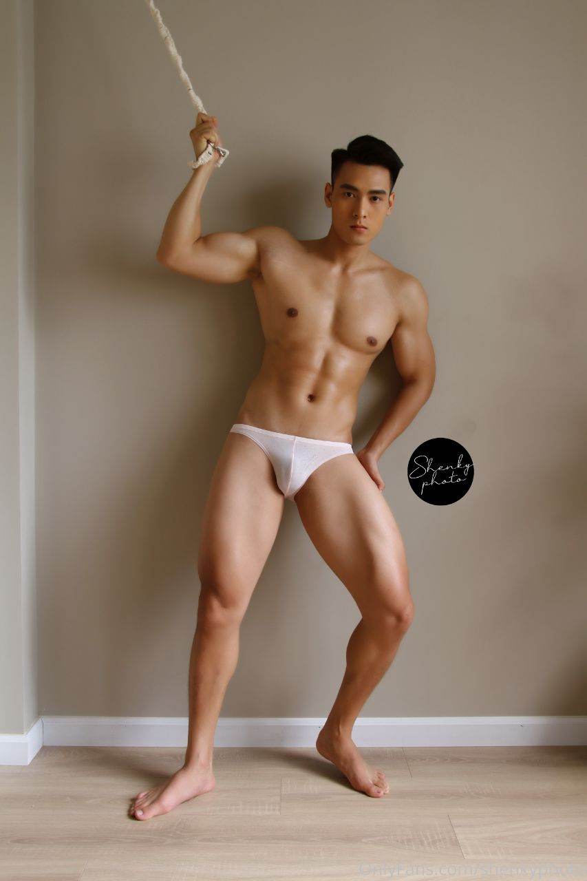 หนุ่มหล่อขึ้นปก 1004