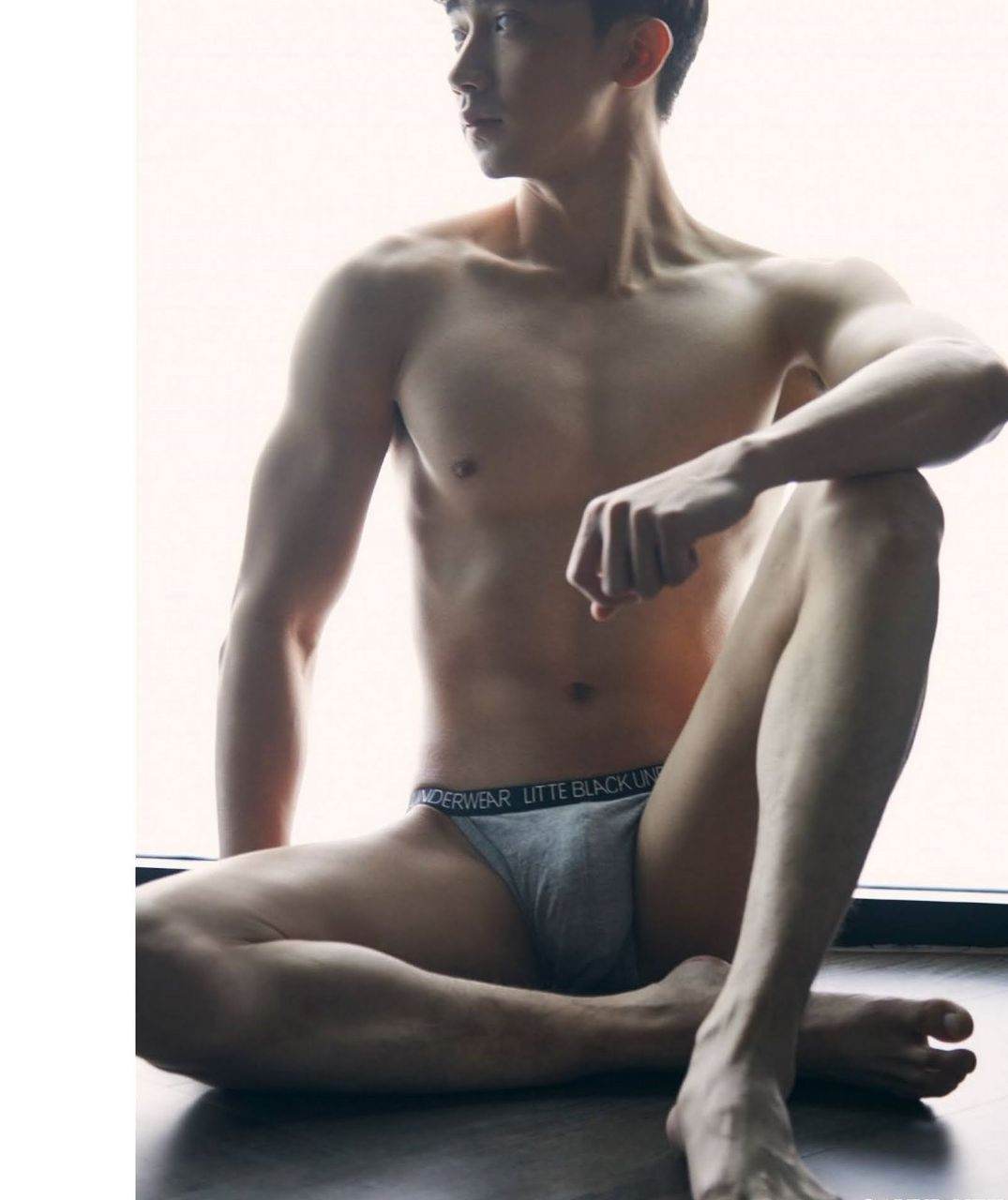 หนุ่มหล่อขึ้นปก 1000.1