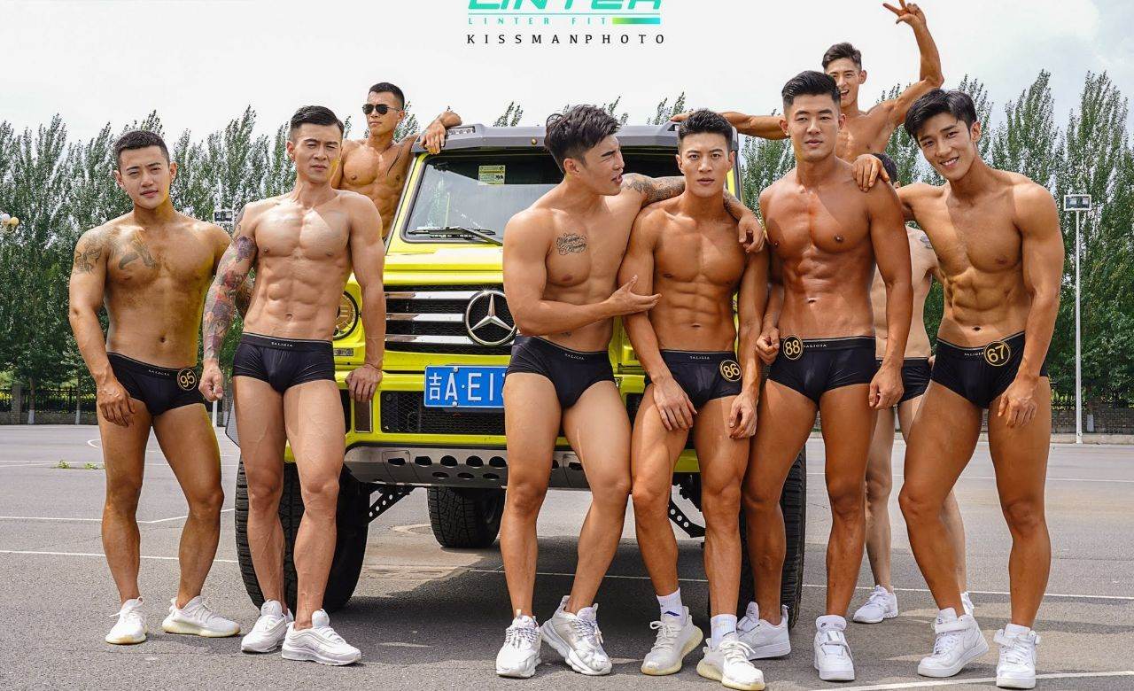 หนุ่มหล่อขึ้นปก 1002.1