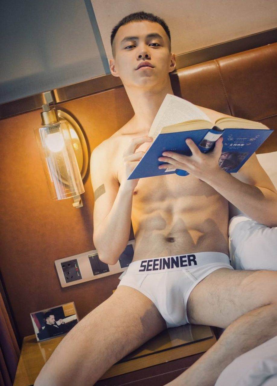 หนุ่มหล่อขึ้นปก 1002.1