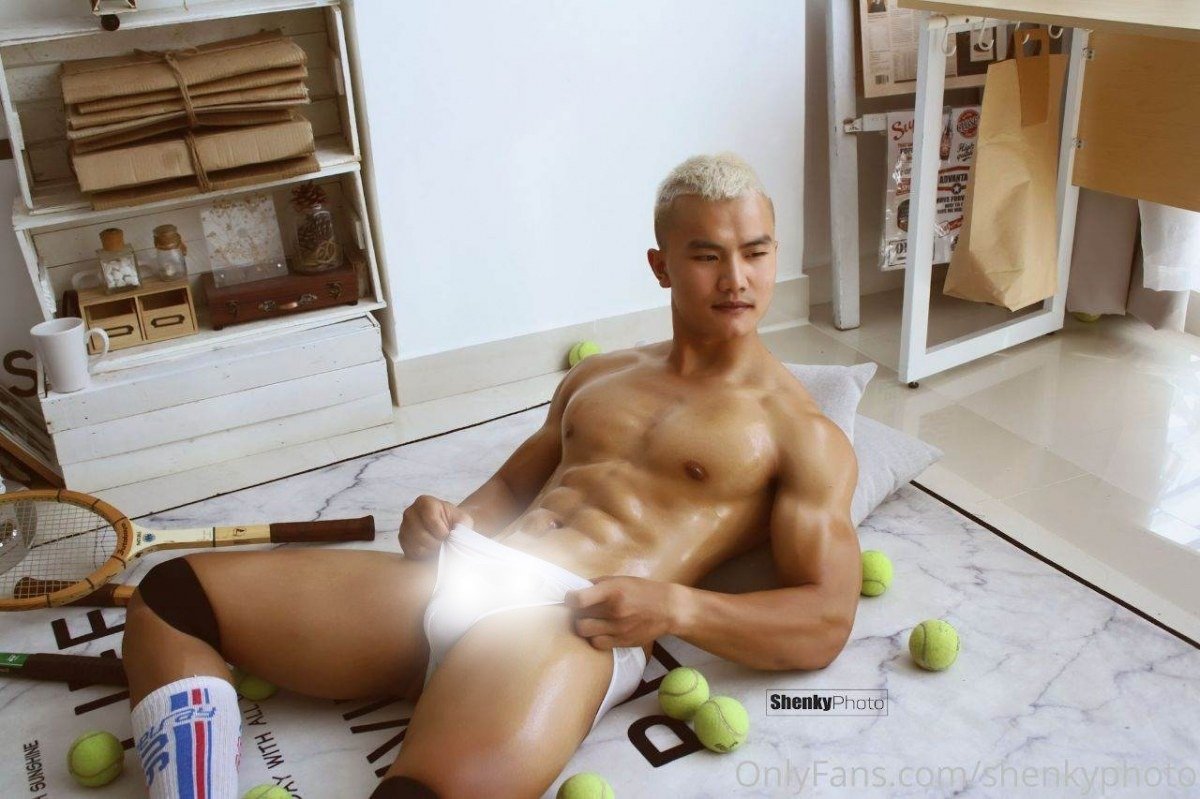 หนุ่มหล่อขึ้นปก 1004.1