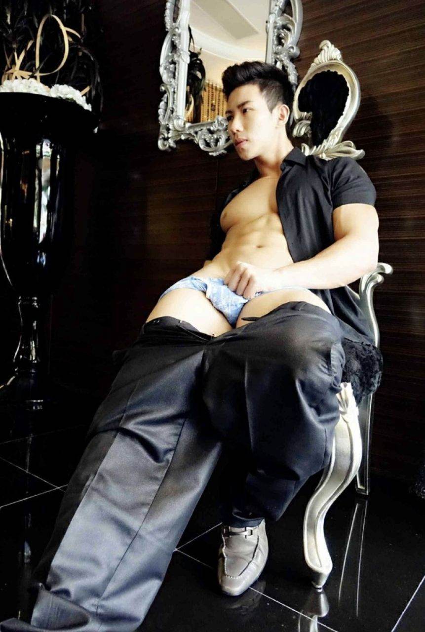หนุ่มหล่อขึ้นปก 1006