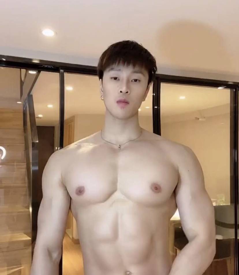ผู้ชาย นมสวย {21}