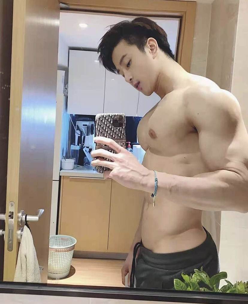 ผู้ชาย นมสวย {21}